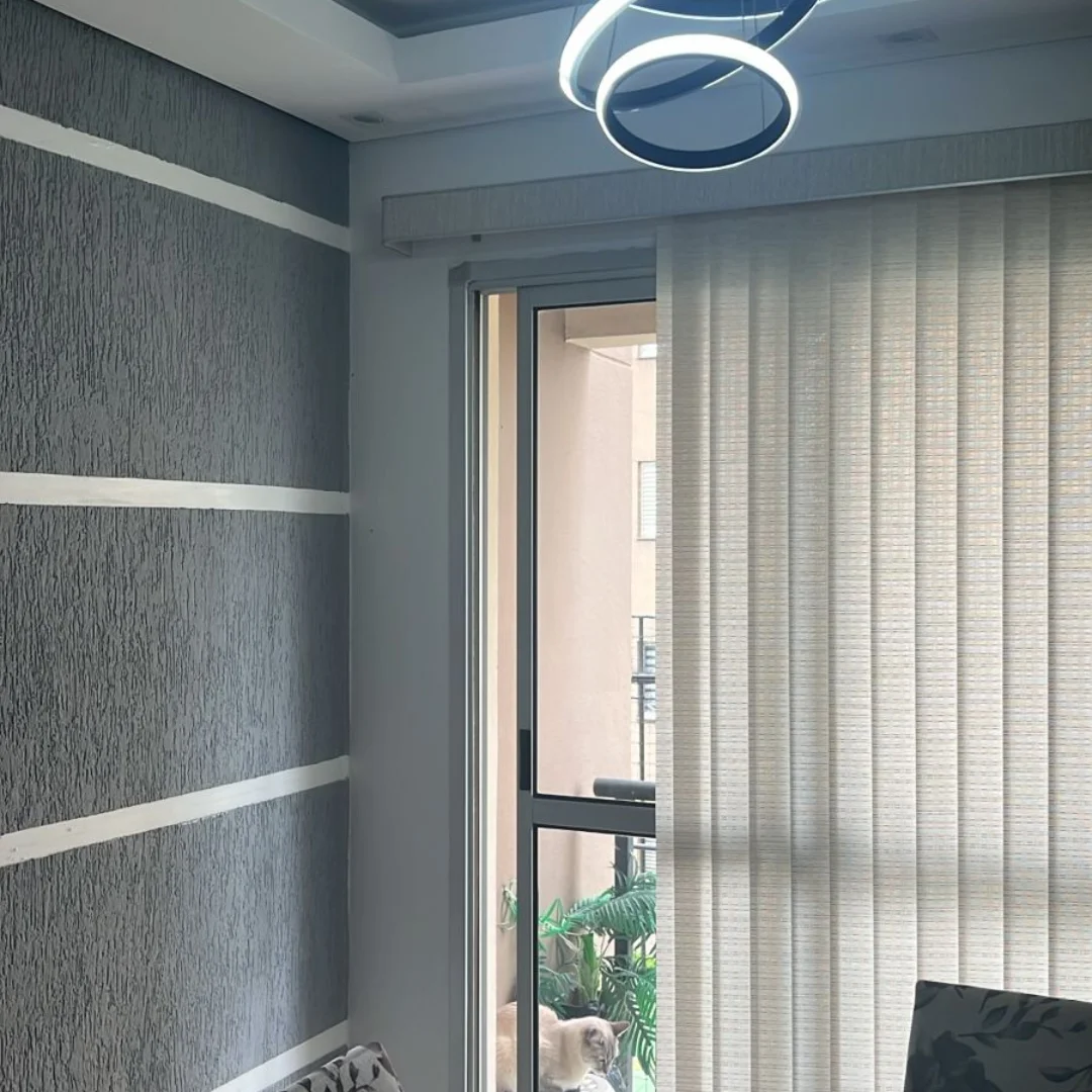 Persiana vertical em tom claro em apartamento com varanda